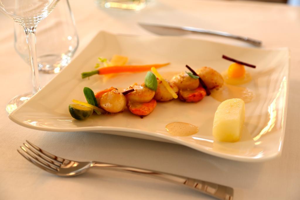 Hotel Restaurant Le Lion D'Or Saint-Hilaire-du-Harcouët Exteriör bild