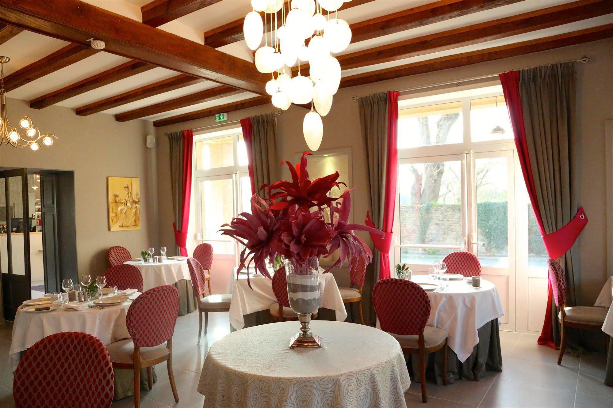 Hotel Restaurant Le Lion D'Or Saint-Hilaire-du-Harcouët Exteriör bild
