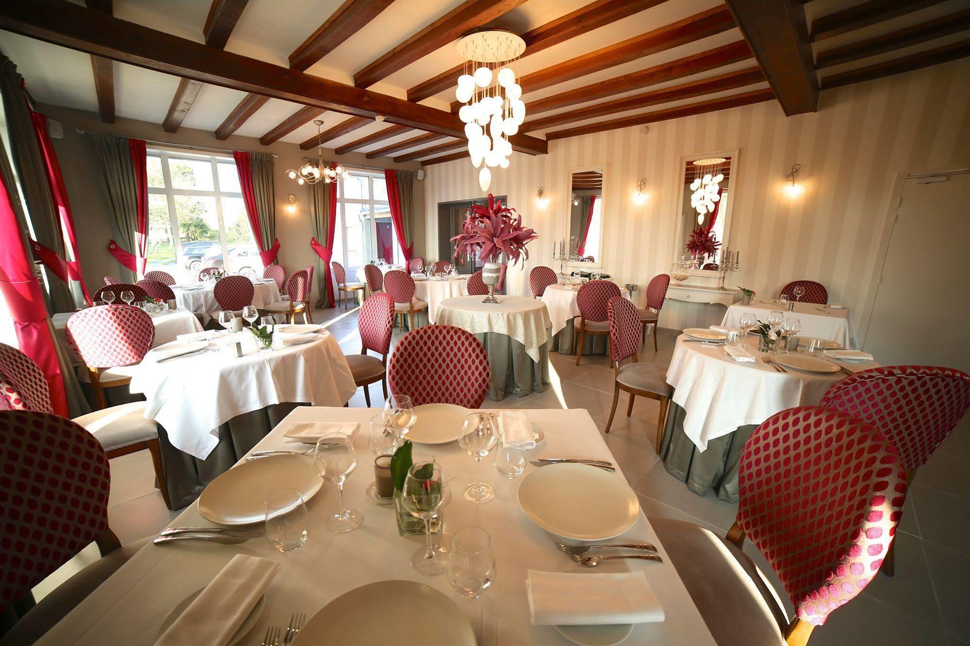 Hotel Restaurant Le Lion D'Or Saint-Hilaire-du-Harcouët Exteriör bild