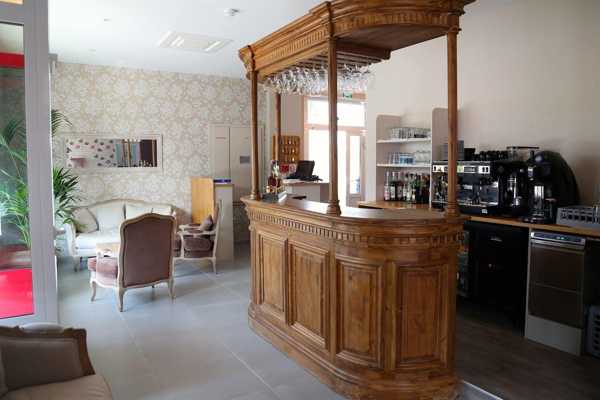 Hotel Restaurant Le Lion D'Or Saint-Hilaire-du-Harcouët Exteriör bild