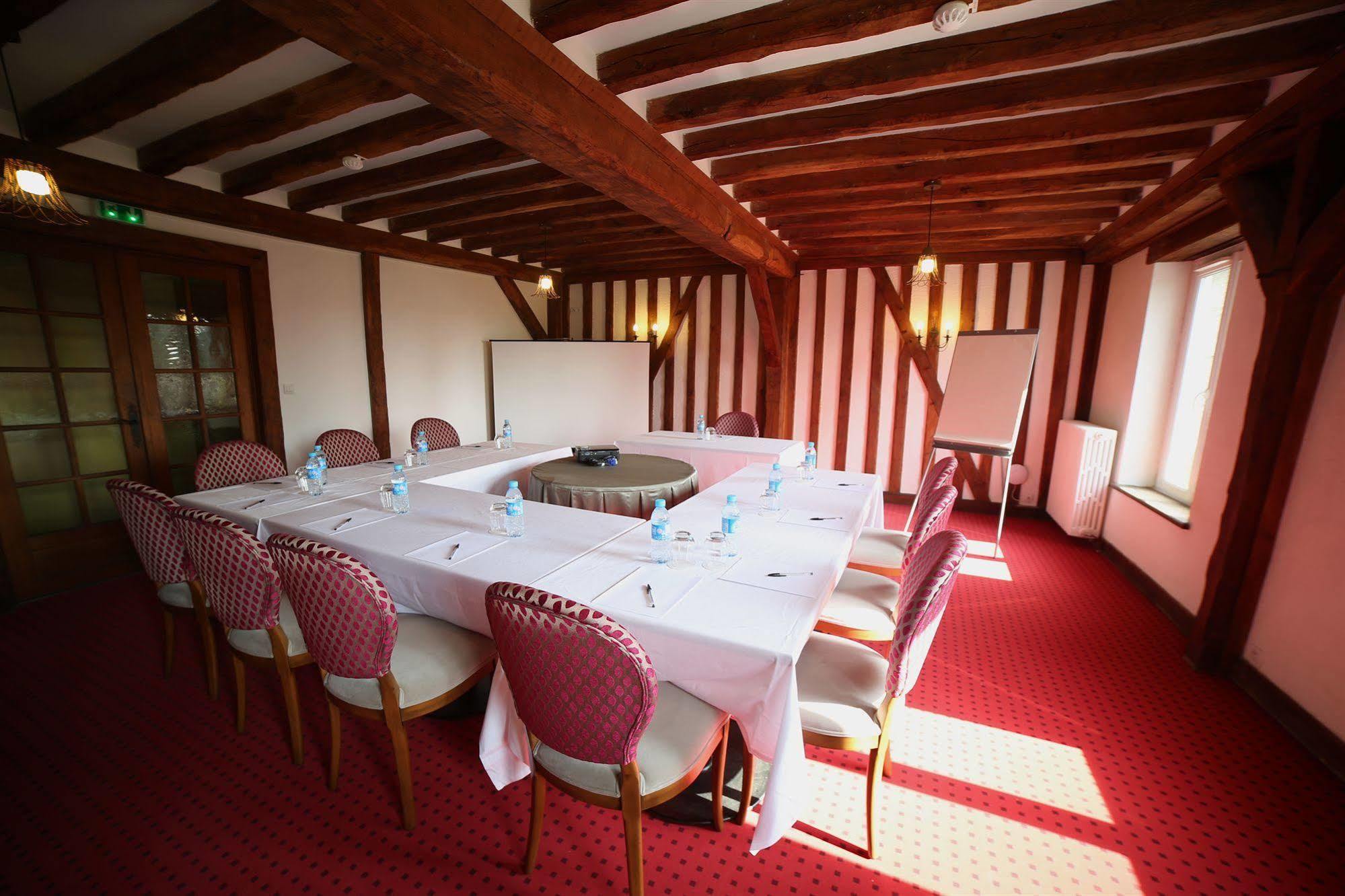 Hotel Restaurant Le Lion D'Or Saint-Hilaire-du-Harcouët Exteriör bild